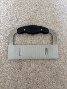 The Pampered Chef Black Handle Crinkle Cutter with White Guard